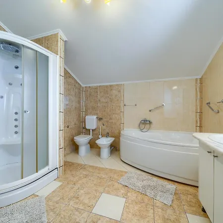 Villa 5 Bedroom Family In Makarska, Heated Pool And Jacuzzi *